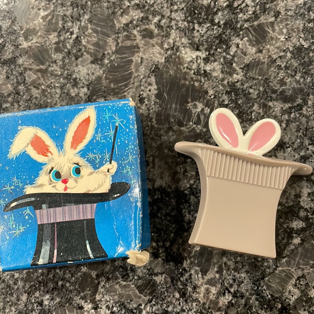 1975 Avon Magic Rabbit Pin - Picture 2 of 5